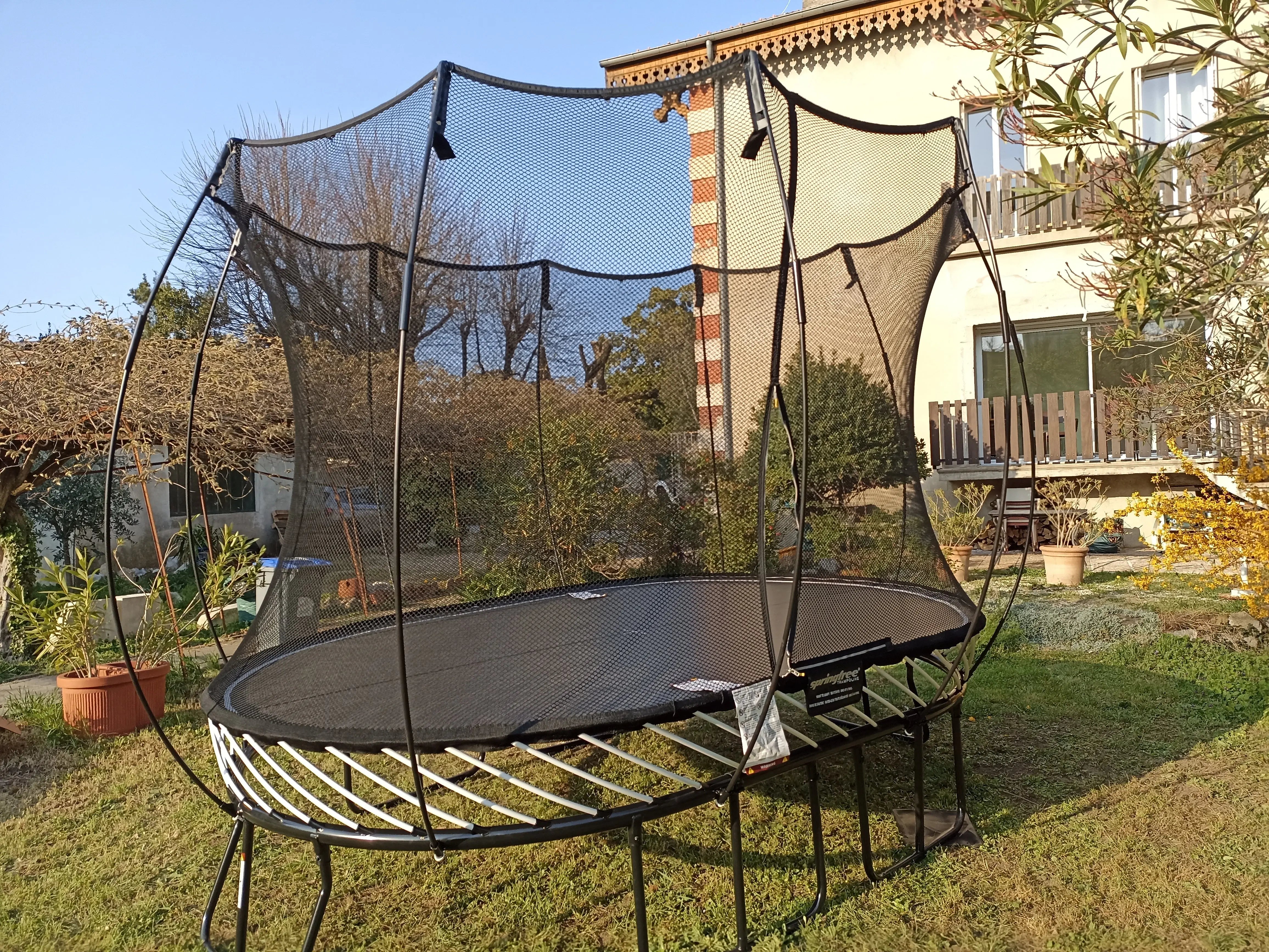 Pourquoi un trampoline de jardin en Normandie — et pourquoi choisir Springfree