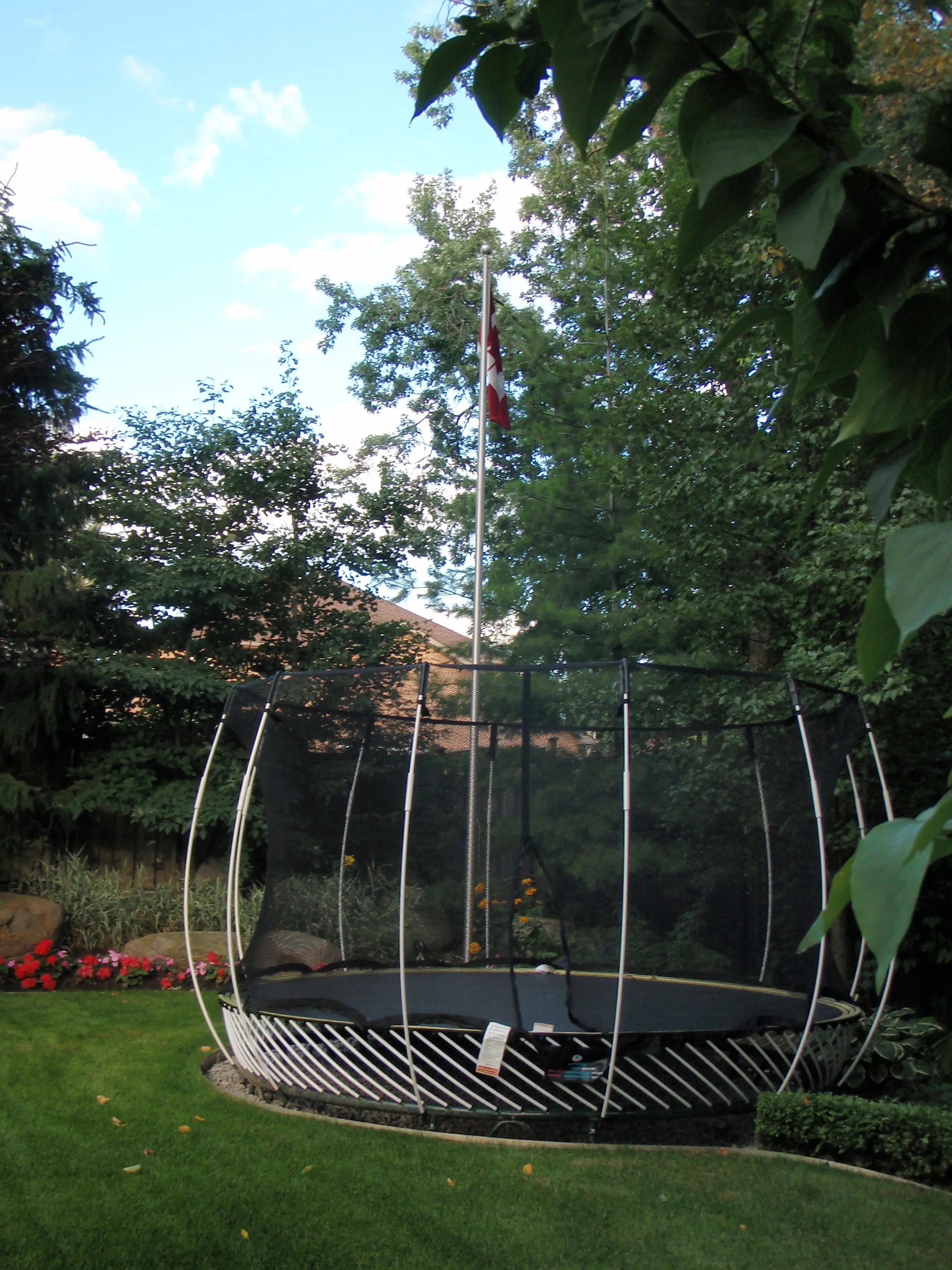 Trampoline enterré : avantages, installation, sécurité… et pourquoi Springfree n’en a pas besoin