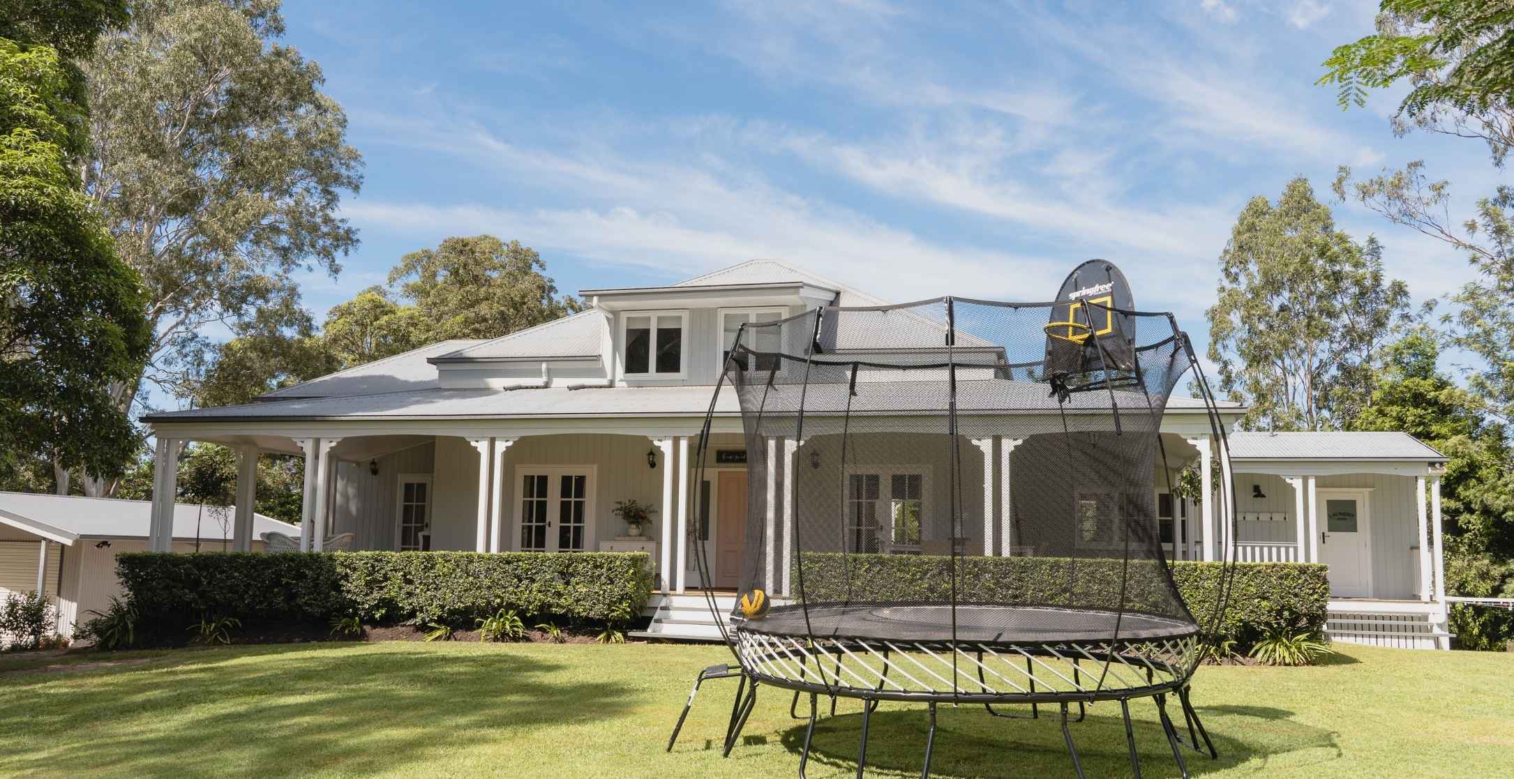 Trampoline dans les Yvelines : Le trampoline sûr, haut de gamme et design pour votre jardin