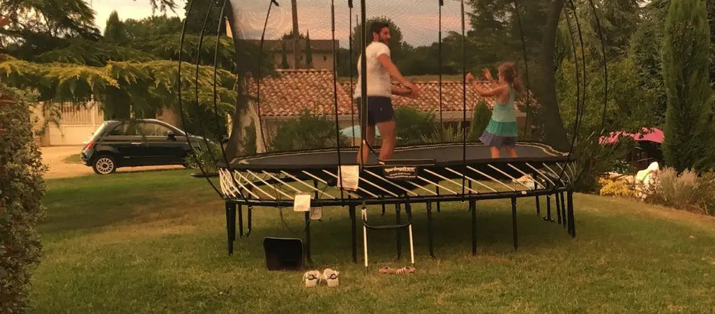 Trampoline haut de gamme vs trampoline classique : comment faire la différence ?