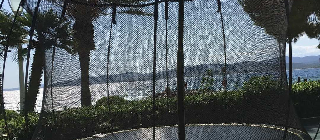 Intégrer un trampoline Springfree dans un projet paysager : la solution premium pour les professionnels