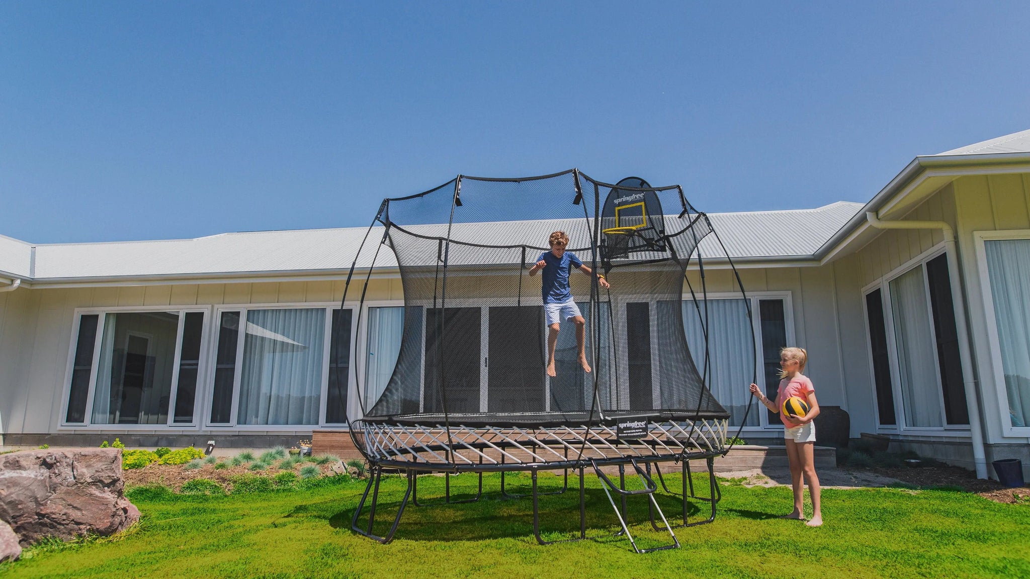 Medium Oval Trampoline O77 Springfree Trampoline